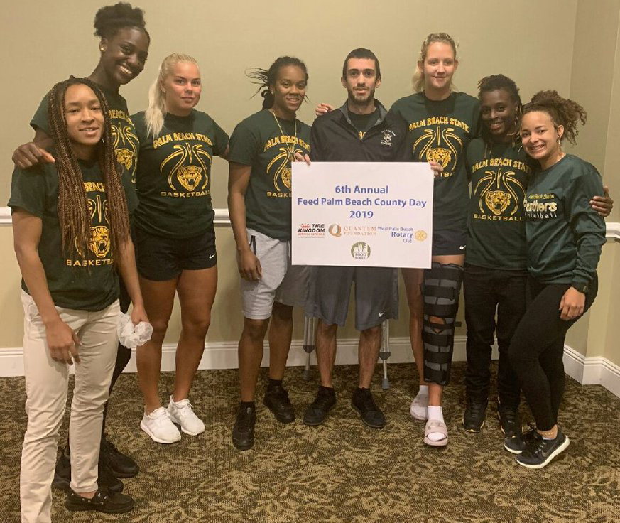 Women's Basketball Gives Back to the Community